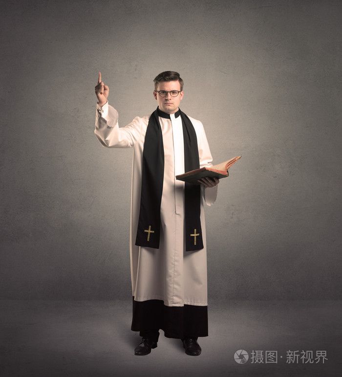 年轻的牧师在他的祝福