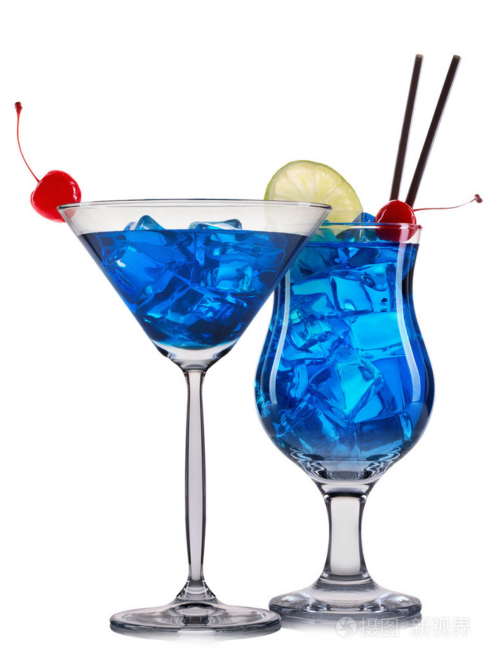 蓝色的鸡尾酒从水果和多彩秸秆孤立在白色背景装饰一套