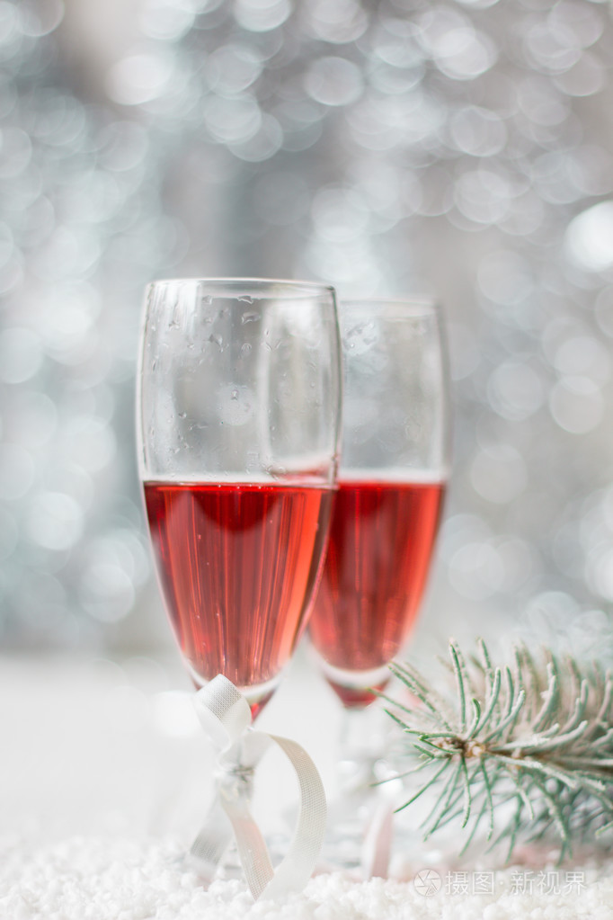 粉红色的香槟和新年装饰品。软焦点