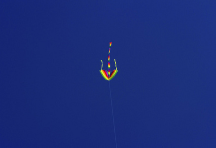 多彩风筝在天空中飞翔图片
