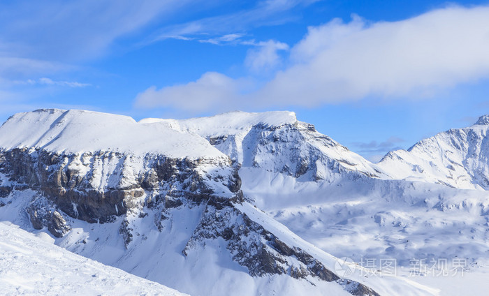 冬季积雪的山脉。滑雪胜地拉克斯。瑞士
