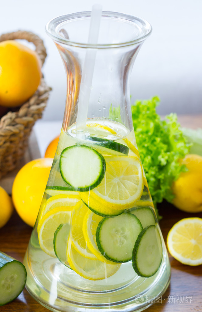 黄瓜和柠檬的饮料