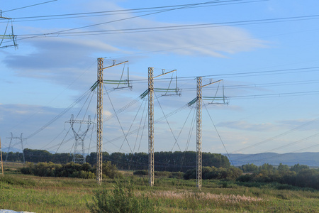 电动电线电动高压电线杆上平原侧视图照片
