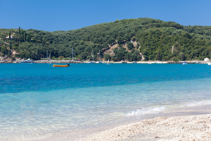 希腊帕尔加伊庇鲁斯镇附近的美丽 Valtos 海滩。