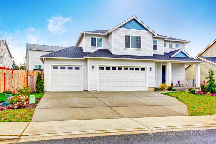 豪华两层住宅外部有车库和混凝土驱动