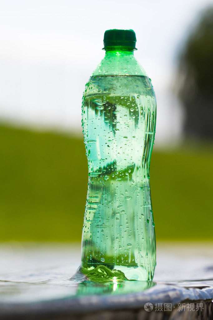 水绿色的瓶子里