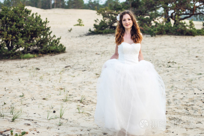 浪漫美丽的新娘穿白色连衣裙