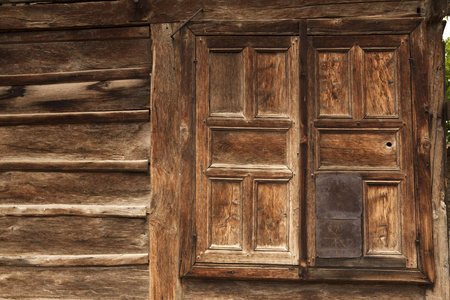 关闭的窗口的一座旧的木头房子图片