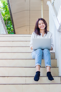 幸福的女人玩电脑图片