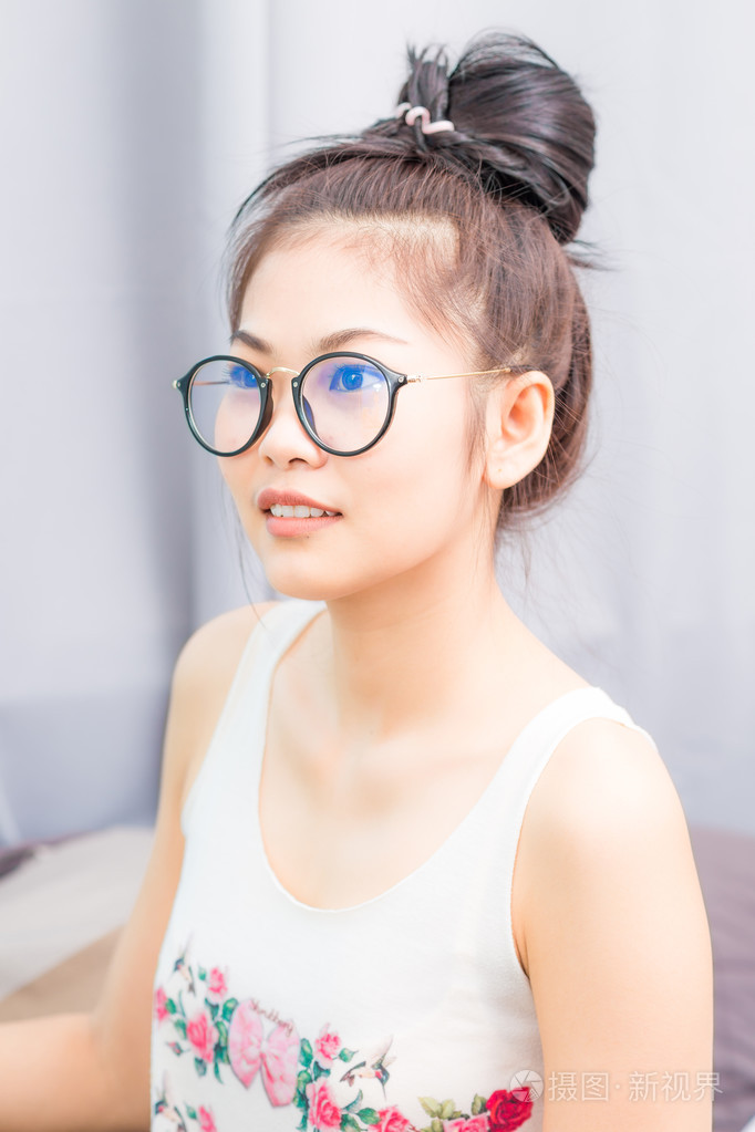 快乐休闲年轻亚洲书呆子女人戴眼镜照片-正版商用图片1phdao-摄图新