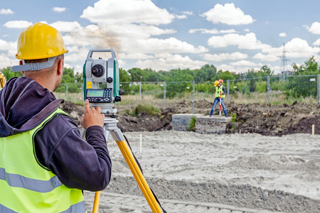 文明在心间测量学全站仪在建筑工地工作.文明照片