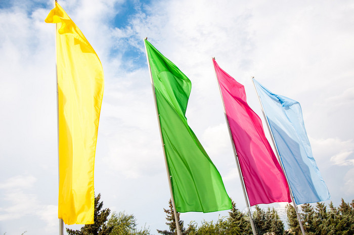 五颜六色的彩旗在风中摇曳