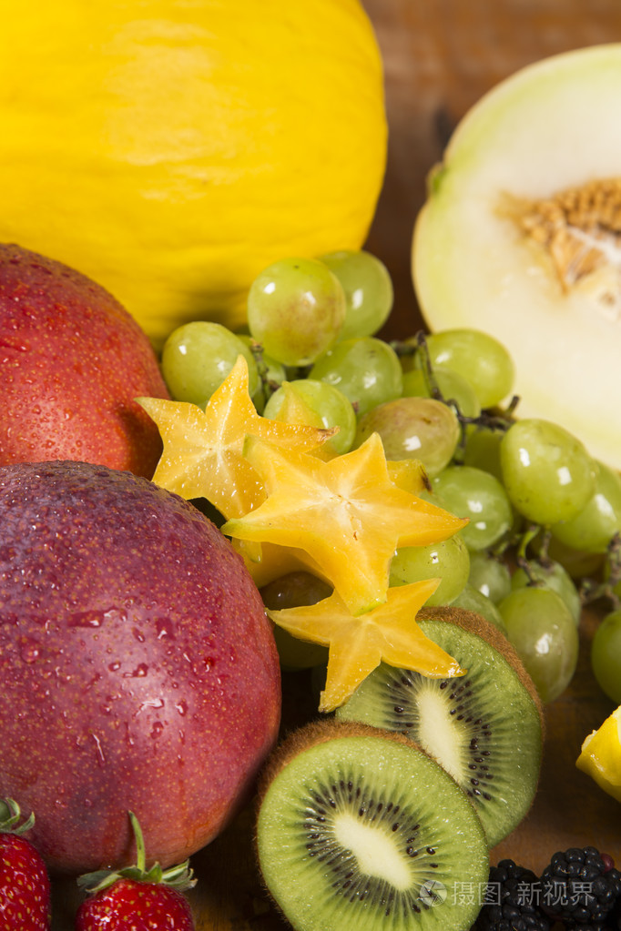 各种各样的新鲜水果的夏天