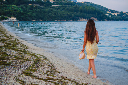 女孩独自在海滩散步图片