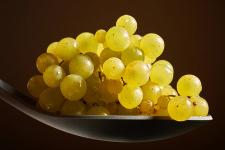 上一勺子棕色背景上的葡萄插画