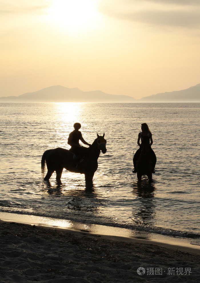 男人和女人一匹马和一个金色的黄昏