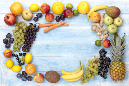 姜一块水果在一块蓝色的木板,顶视图照片