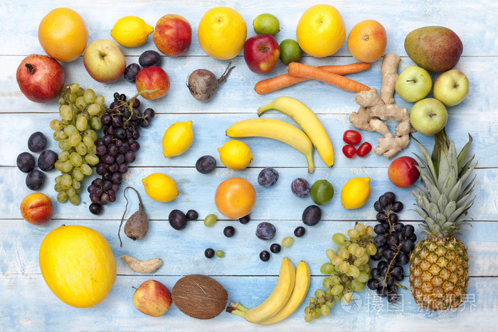 水果在一块蓝色的木板,顶视图