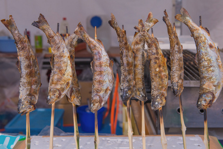 市场在烤架上烤的咸鱼照片
