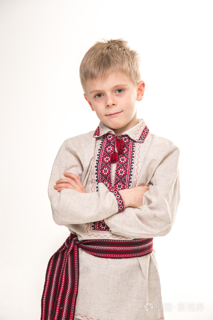 身着民族服装的男孩.乌克兰的刺绣