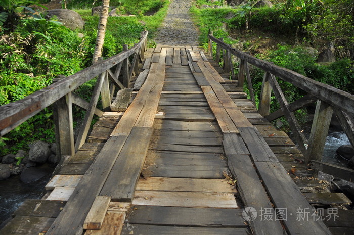 村庄里的木桥