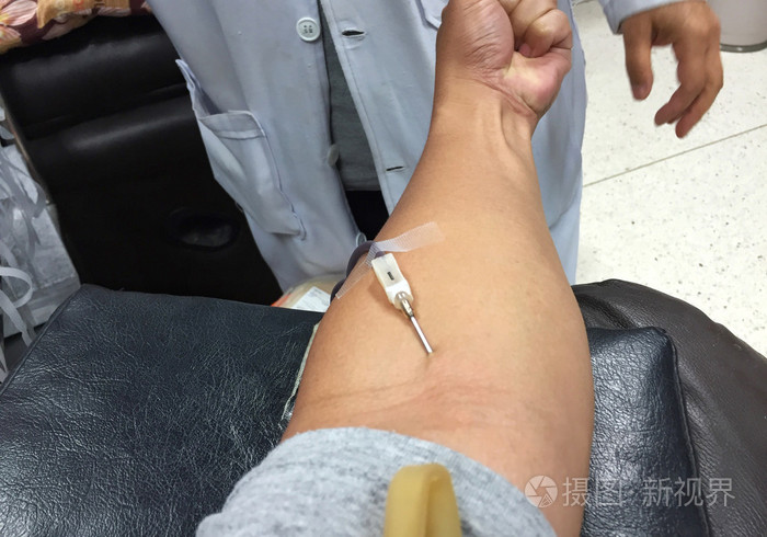 水平照片特写镜头亚洲男性得到注射在他的手臂上献血前