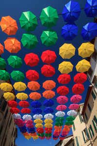 五颜六色的雨伞城市街道装饰图片