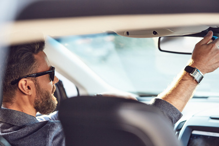 英俊的严重男人开的车