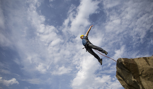 跳下悬崖照片