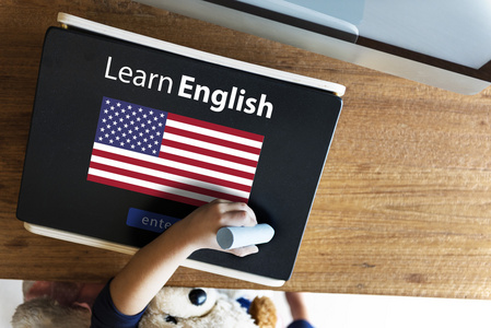 女孩pad学习英语的女孩照片