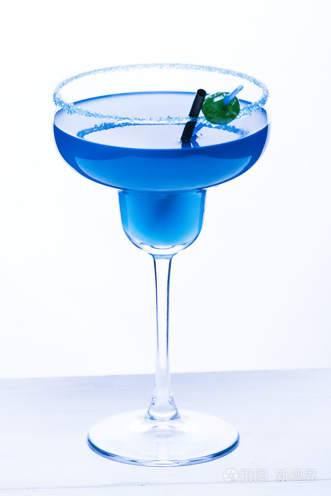 在白色背景上的鸡尾酒蓝色泻湖