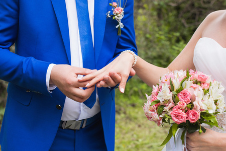 这对夫妇交换结婚戒指图片