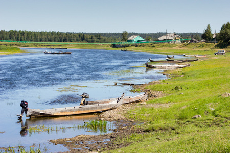 乡村景观河, 手工制作的小船和房子照片