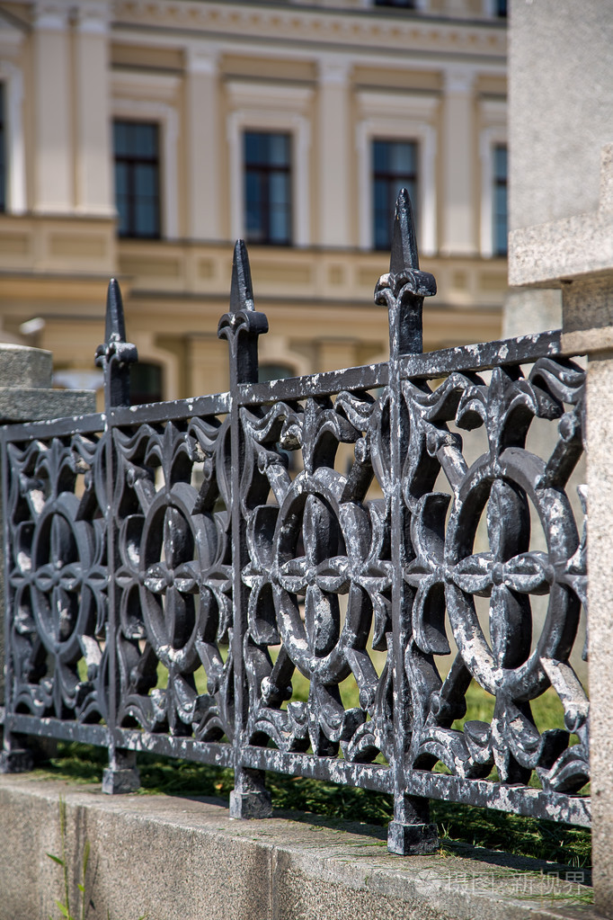 旧的肮脏的锻造围栏