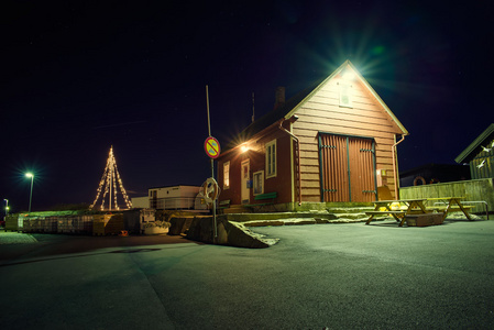 红色的木屋里,在晚上照片