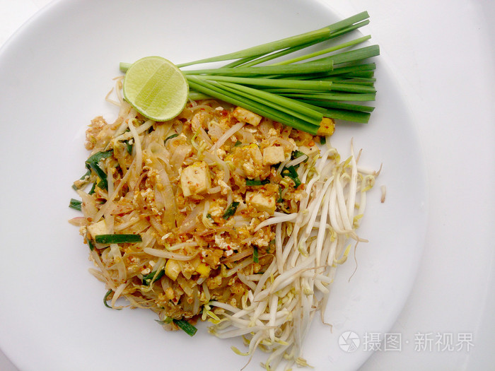 泰国食品泰国的填充，炒米粉 padthai 风格的豆腐。泰国的国家主要菜之一。在泰国受欢迎的食物。泰国炒面。素食食品 健康食品