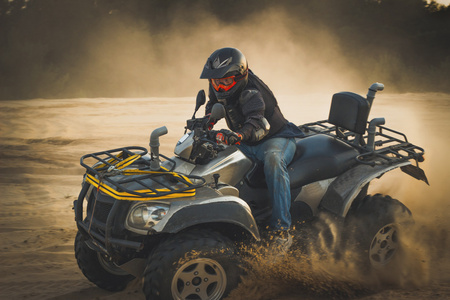 在沙赛车沙滩车照片