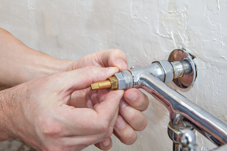 双柄厨房水龙头维修,更换阀门的水管工手点击照片