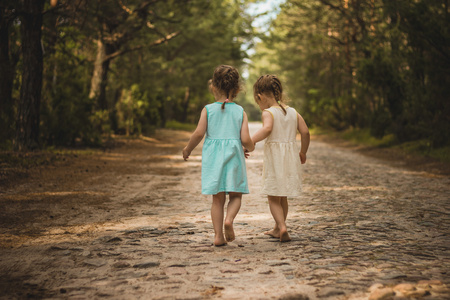 在森林道路上的两个小女孩照片