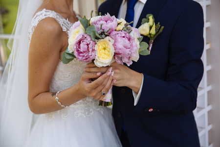 婚礼在婚姻夫妇手中的花束图片