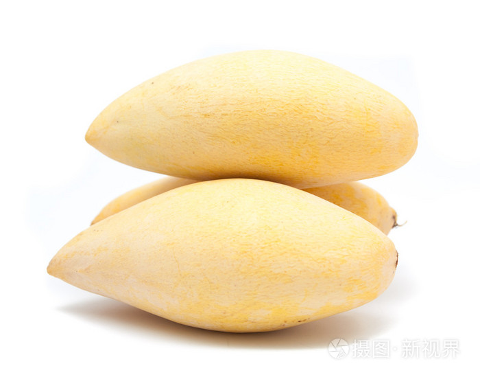 黄孤立在白色背景上的三个芒果