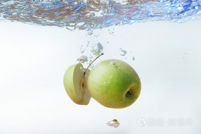 青苹果下的透明气泡轨迹水
