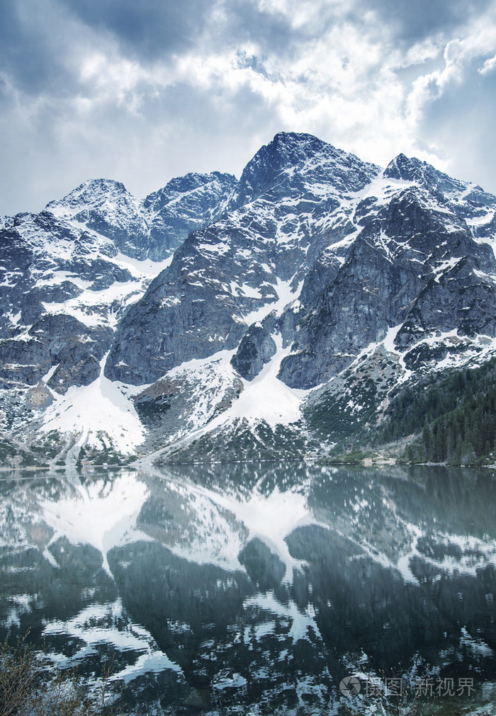 巍峨的大山,与下面的湖照片-正版商用图片1pja0l-摄图新视界