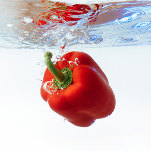 红鲜椒在水中的特写图片