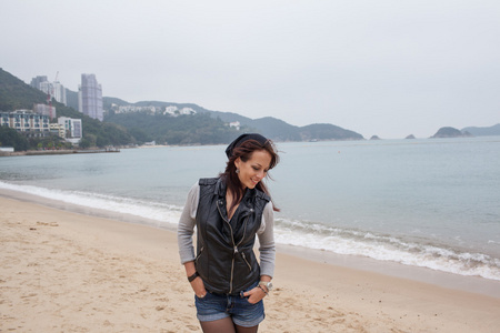 目的毛衣香港旅游女人在浅水湾海滩.