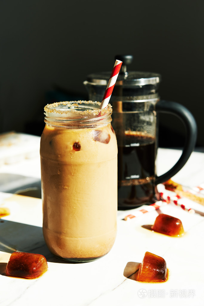 冰的咖啡加牛奶