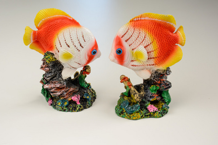 五颜六色的工艺品金鱼雕像图片