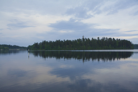 镜湖在白色夜图片
