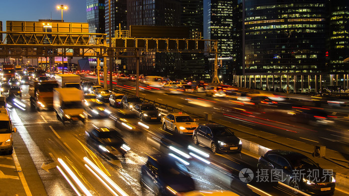 交通黄昏及夜间的场景