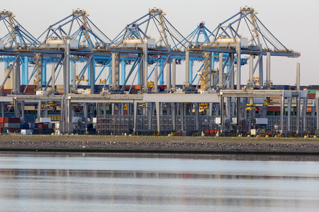 在海港集装箱码头图片